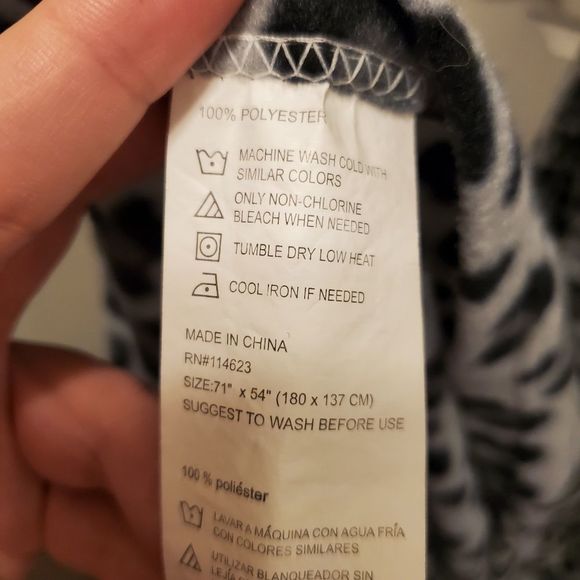 Leopard print fleece super soft robe blanket Snuggie - Picture 4 of 4